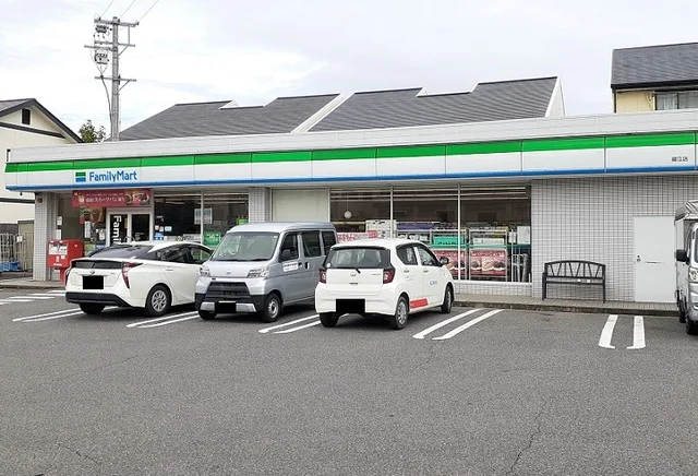 ファミリーマートまで950m