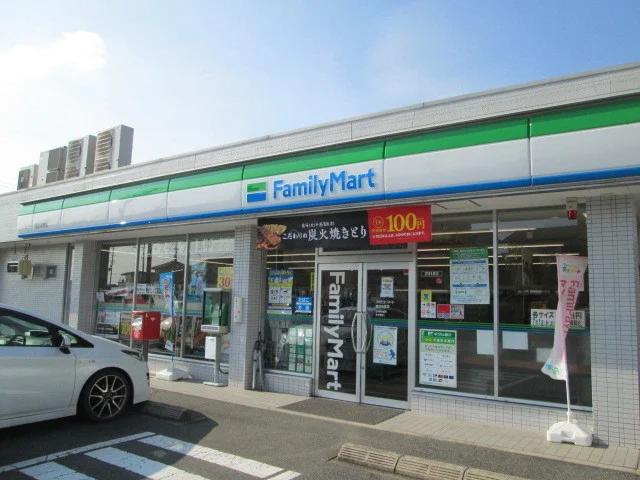 ファミリーマートまで210m