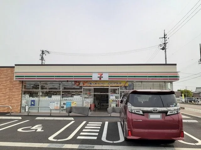 セブンイレブン　尾崎町店まで230m