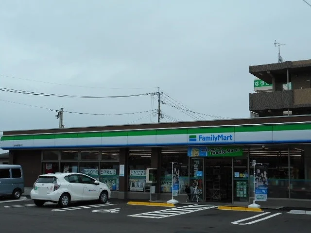 ファミリーマート宮崎権現通店まで400m