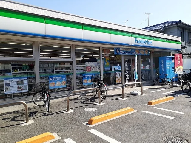 ファミリーマートまで180m
