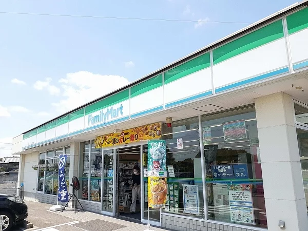 ファミリーマート亀山栄町店まで900m
