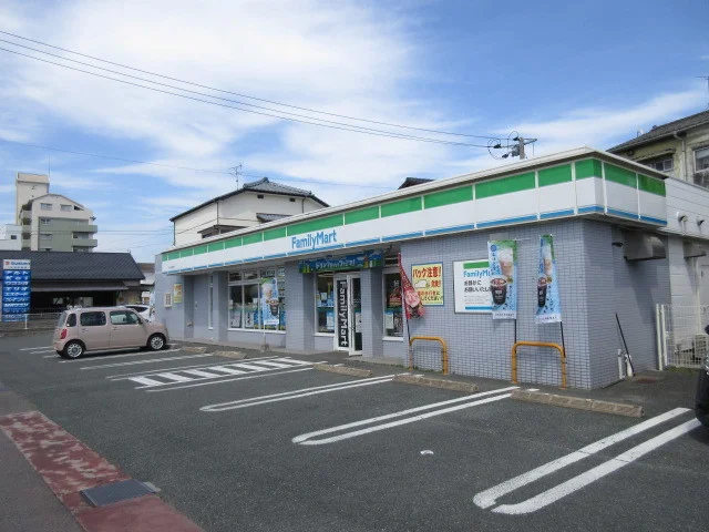 ファミリーマートまで700m