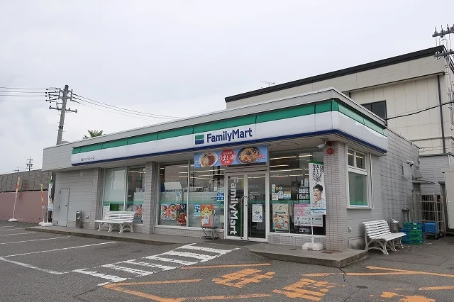 ファミリーマートまで850m