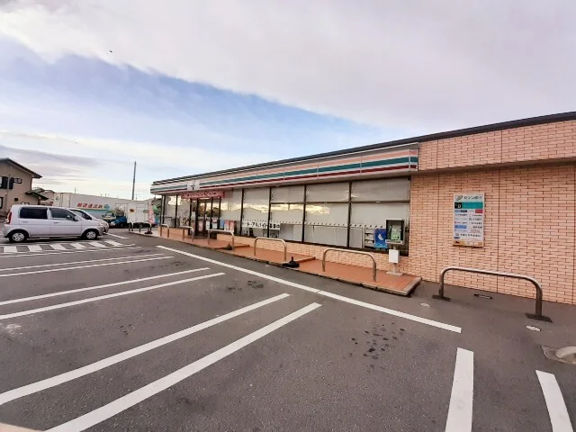 セブンイレブン伊勢崎富塚町店まで220m