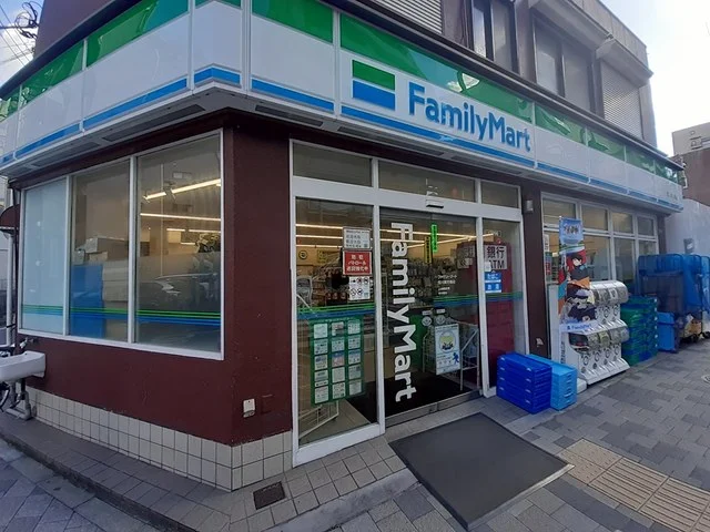 ファミリーマートまで206m