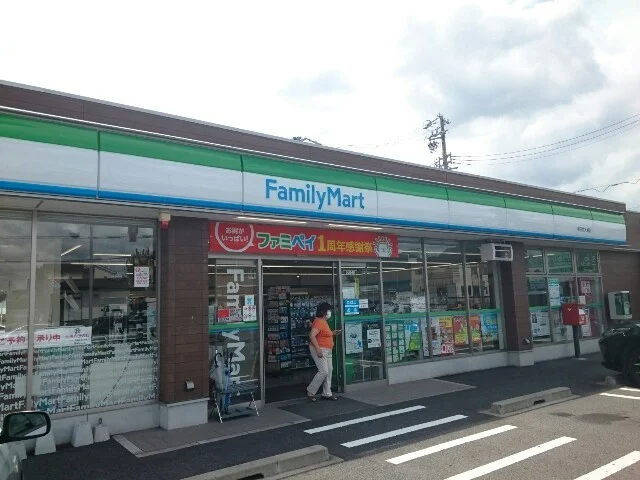 ファミリーマートまで850m