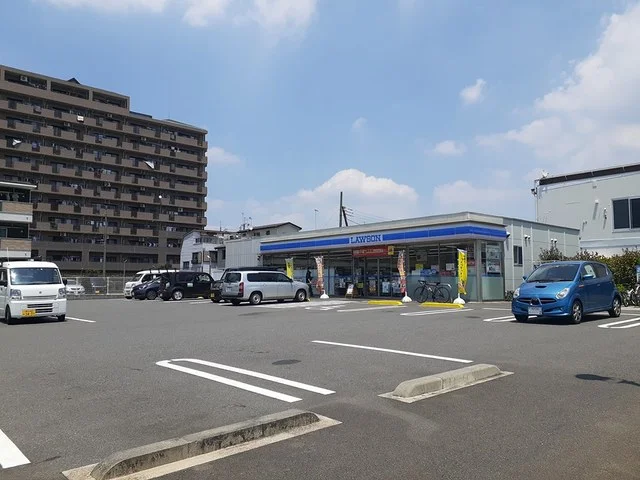 LAWSONまで641m