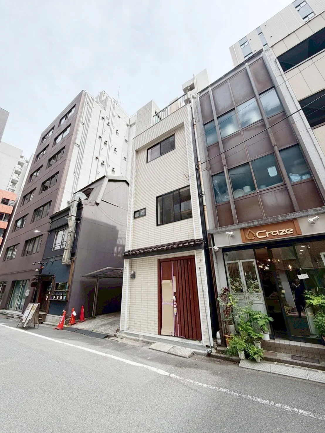 リフォーム中のため玄関養生中です。