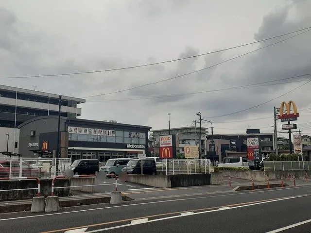 マクドナルドまで683m