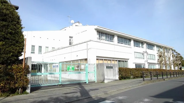 国府小学校まで1600m