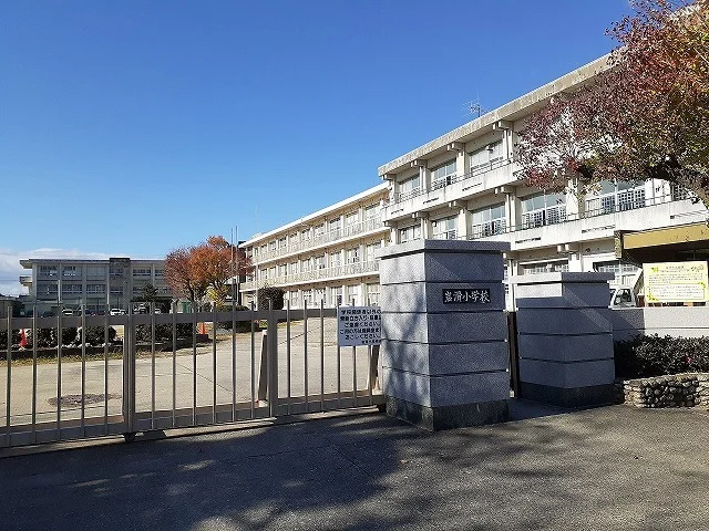 岩滑小学校まで640m