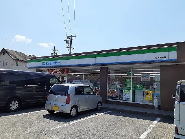 ファミリーマートまで392m