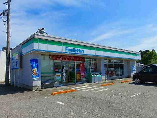 ファミリーマートまで740m