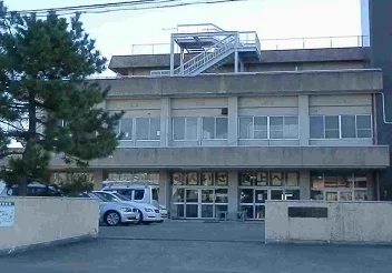 港中学校まで360m