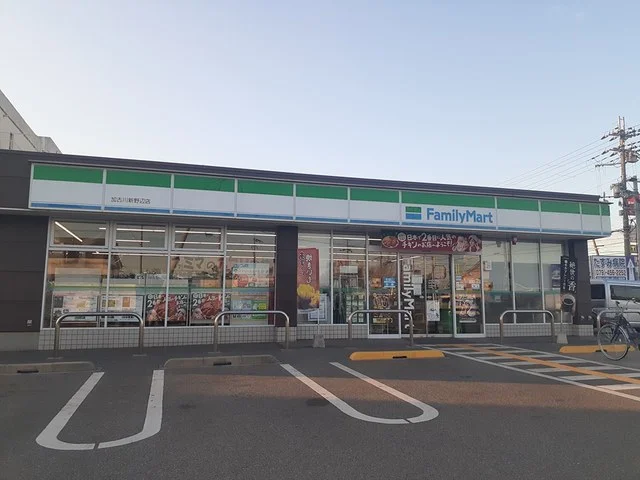 ファミリーマートまで618m