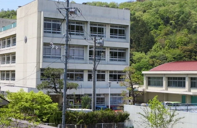 狩小川小学校まで1400m