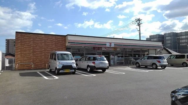 セブンイレブンまで220m