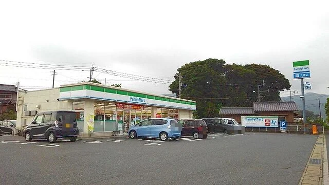 ファミリーマートまで450m