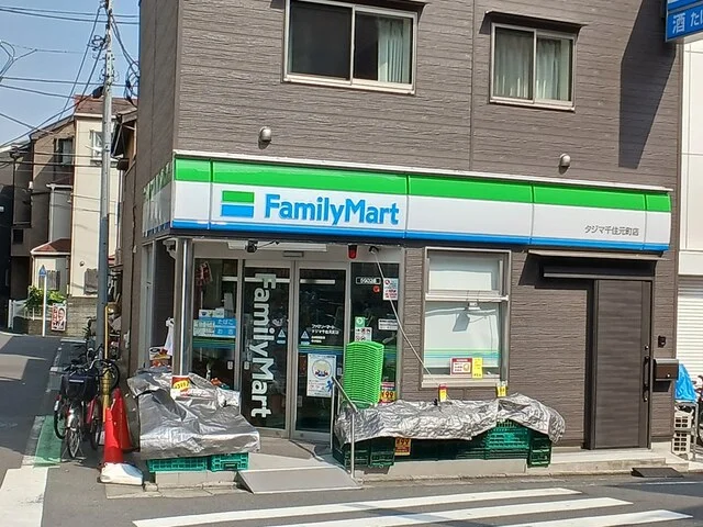 ファミリーマートまで137m