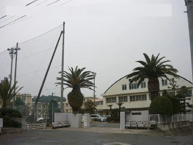 今治市立西中学校まで1300m