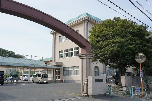 津田小学校まで1100m
