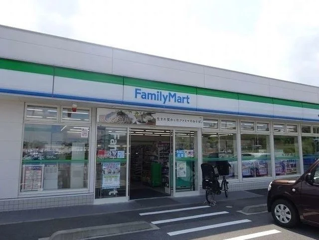 ファミリーマートまで1300m