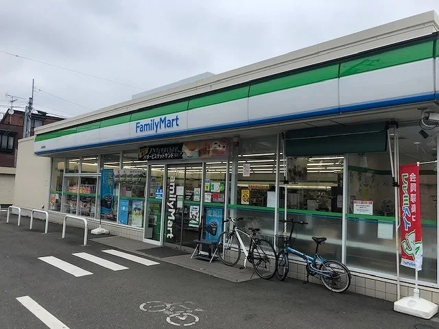 ファミリーマートまで70m
