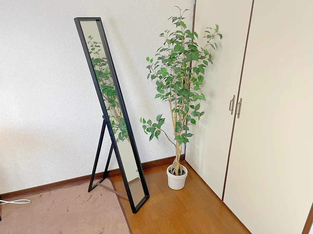 スタンドミラーもあるので全身チェックにも！お部屋の観葉植物はフェイクグリーンでお手入れ不要です🍃
