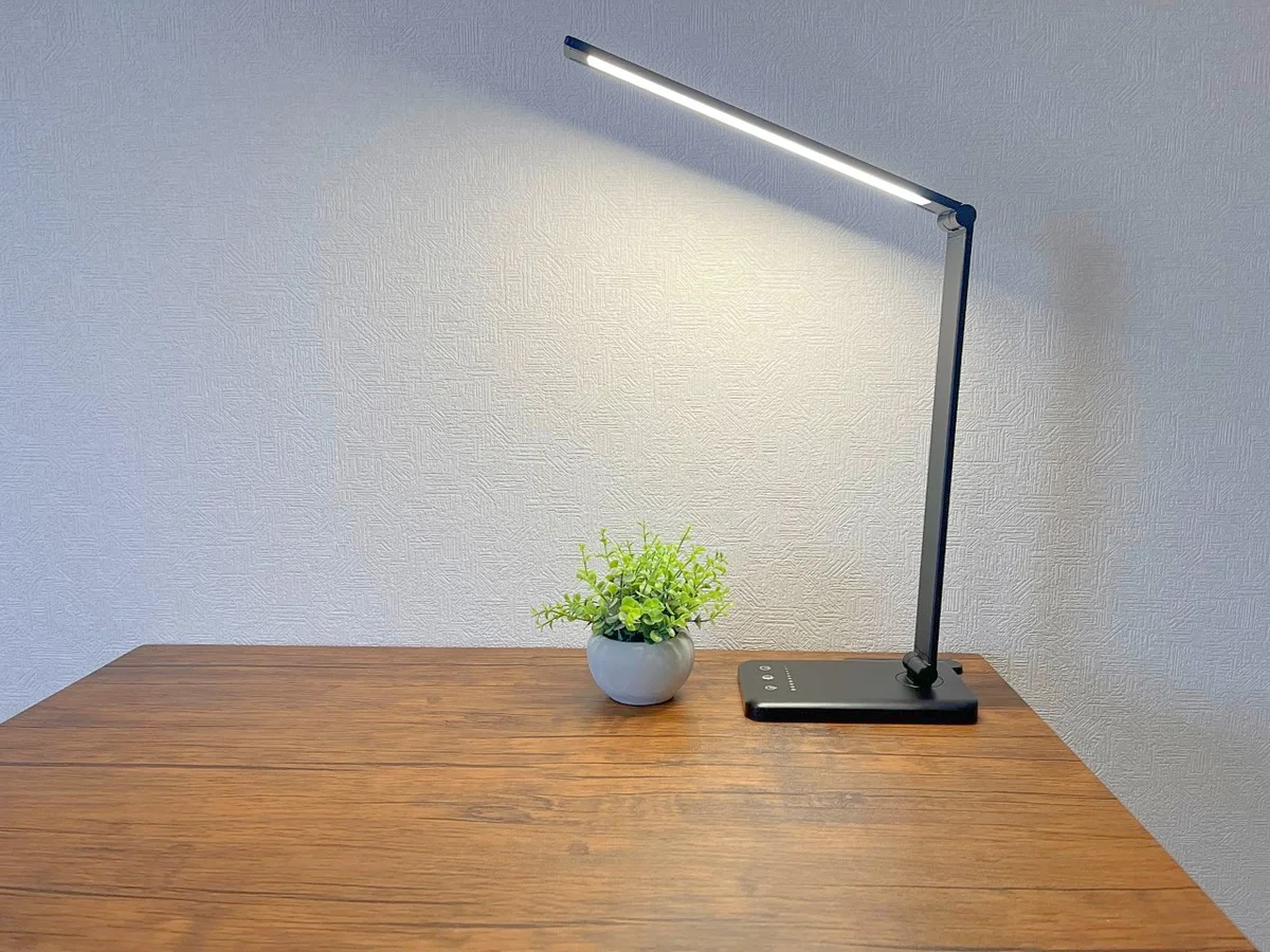 デスクライトがあります💡コンセントもあるのでPC作業などにもおすすめです！
