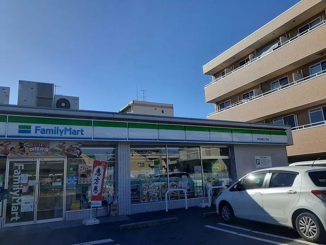 ファミリーマート　白梅三丁目店まで330m
