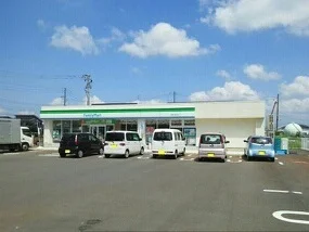 ファミリーマートまで650m