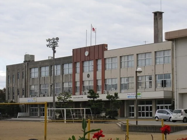 窪小学校まで1200m