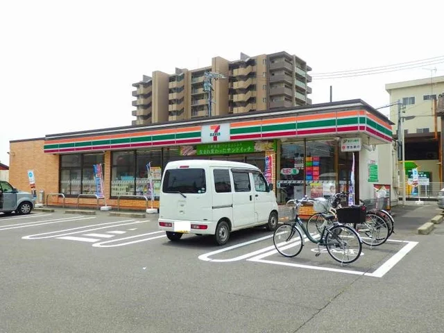 セブンイレブン桑名益生店まで1000m