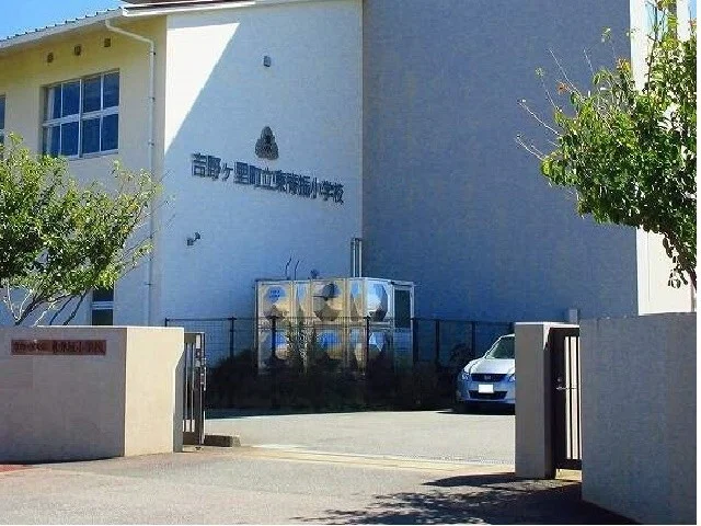 東背振小学校まで1000m