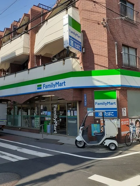 ファミリーマートまで70m