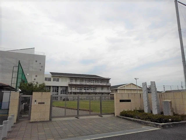 坂出市立坂出小学校まで1400m
