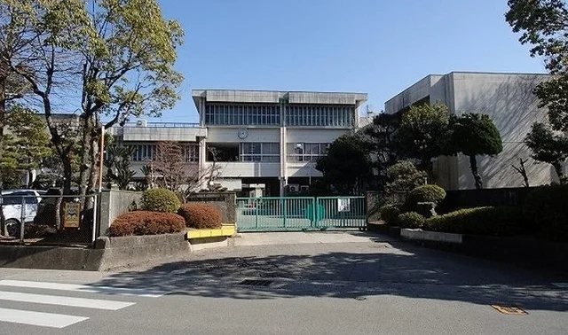 八万南小学校まで1500m