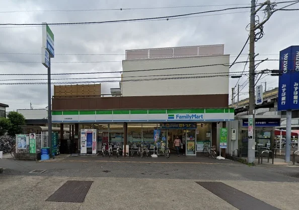 ファミリーマート　中浦和駅前店まで550m