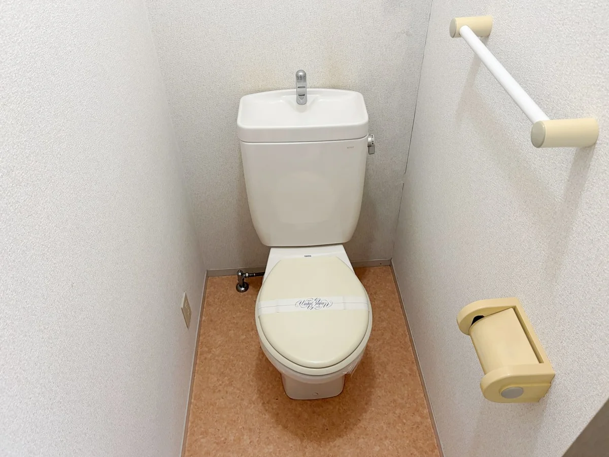 温水洗浄便座設置前写真です、独立タイプのトイレです🚽