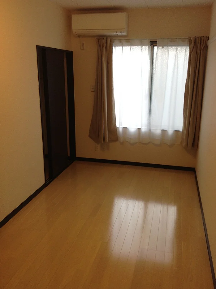 白と茶色の2色使いのおしゃれな居室！
