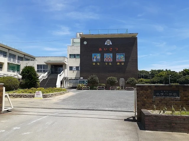 衣浦小学校まで1120m
