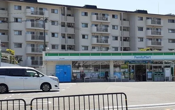 ファミリーマート吹田山田西店まで190m