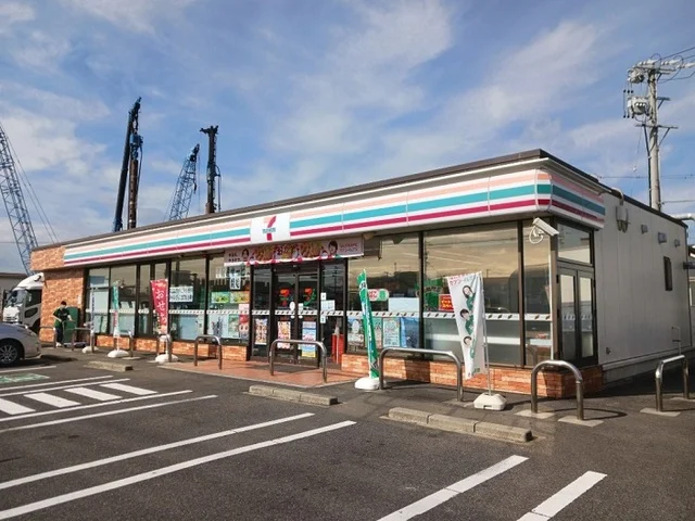 セブンイレブン寺家町店まで850m