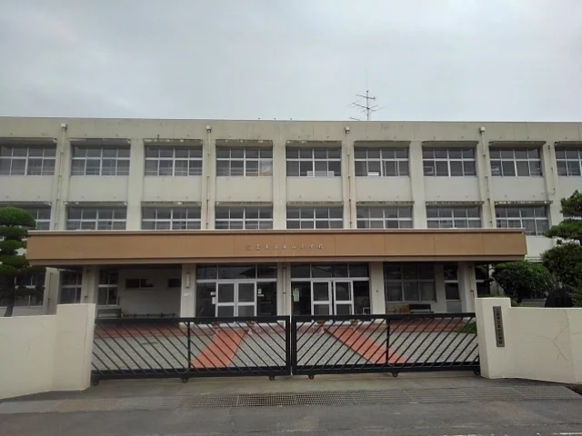 三豊市立本山小学校まで850m