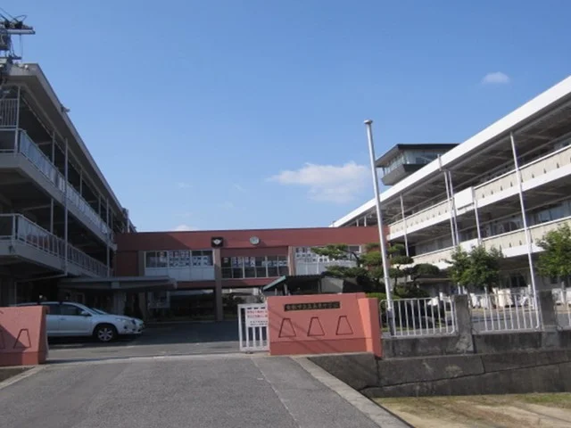玉島東中学校まで1100m