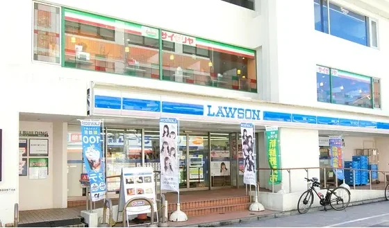 ローソン（徒歩8分）