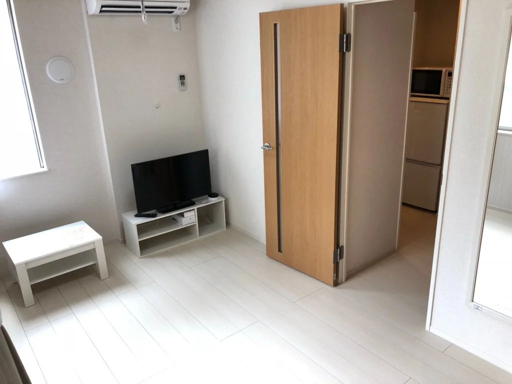 居室内、窓2つ