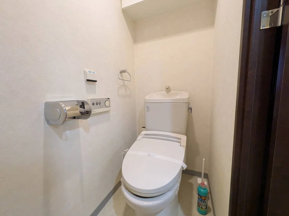 トイレットペーパー、清掃用具付きです。