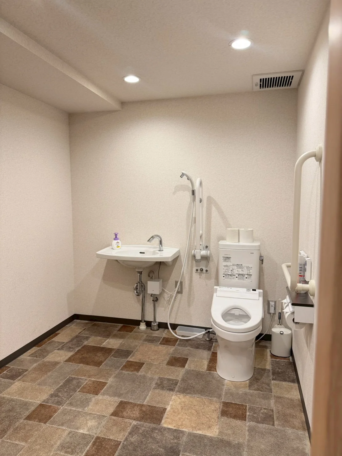 （共有）来客用のトイレもあります。